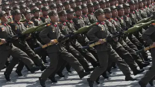 Soldados norcoreanos marchan durante un desfile militar multitudinario en Pyongyang, en una imagen de archivo.