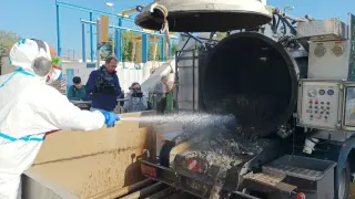 Un trabajador de Emasesa, en la zona de desbaste del Edar de San Jerónimo