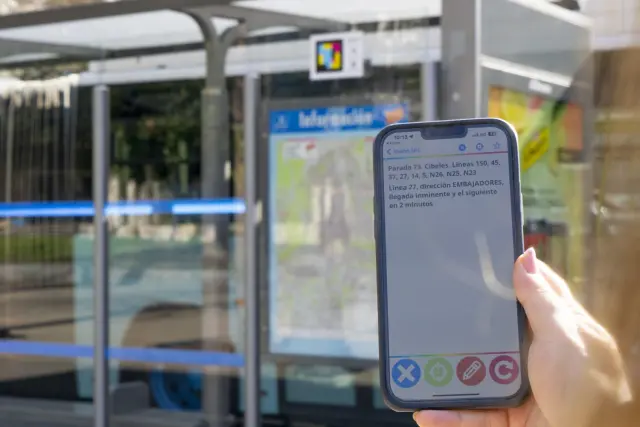 Un usuario localiza un código NaviLens en una parada de autobús.