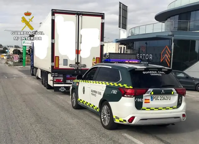 Una patrulla de la Guardia Civil revisa que el tráiler porte un extintor.