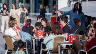 07/04/2024 Varias personas en la terraza de un bar, a 7 de abril de 2024, en Madrid (España). La prohibición de fumar en las terrazas de bares y restaurantes es una de las medidas incluidas por el Ministerio de Sanidad dentro del Plan Integral de Prevención y Control del Tabaquismo (PIT) 2024-2027, que se aprobó el pasado 5 de abril en el Consejo Interterritorial del SNS y al que no se adhirieron las CCAA gobernadas por el Partido Popular. La ministra de Sanidad, Mónica García, ha expresado que no cree que esta propuesta vaya a tener impacto económico para el sector. Además, ha manifestado que es necesario ampliar los espacios sin humo para que "los ciudadanos puedan estar libres de esa contaminación nicotínica que se ha demostrado que hay, por ejemplo, en las terrazas". POLITICA Ricardo Rubio - Europa Press
