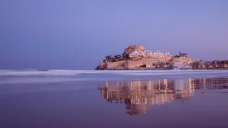 La vista de Peñíscola desde la playa de noche.