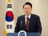El hasta ahora presidente surcoreano, Yoon Suk Yeol, dando una declaración pública en la oficina presidencial en Seúl, Corea del Sur.