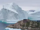Un iceberg, junto a la aldea de Innaarsuit, en el municipio de Avannaata, Groenlandia.