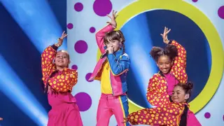 Chloe de la Rosa en su actuación en Eurovisión Junior.