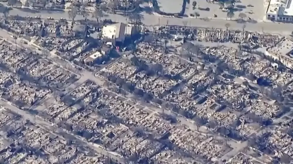 Los Ángeles se prepara para un "crecimiento explosivo" del fuego y se investigan las torres de electricidad como origen de los incendios