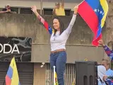La líder opositora de Venezuela María Corina Machado reapareció este jueves en una protesta en Caracas rodeada de cientos de seguidores, después de permanecer en la clandestinidad desde el pasado 28 de agosto, cuando salió a manifestarse para reivindicar la victoria del antichavista Edmundo González Urrutia en las presidenciales, cuyo triunfo adjudicó el Consejo Nacional Electoral (CNE), controlado por el oficialismo, a Nicolás Maduro.