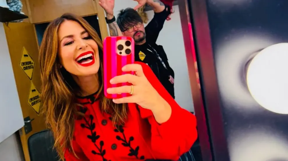 Nuria Roca tiene una fórmula fácil para llevar la falda midi con efecto 'cuerpazo' a todas las edades