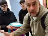 Pep Guardiola estalla contra unos 'caza autógafos'.