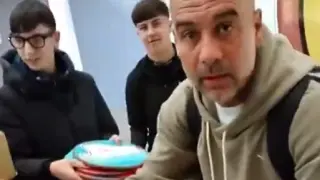 Pep Guardiola estalla contra unos 'caza autógafos'.