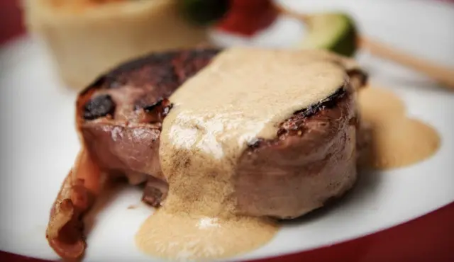 Solomillo a la plancha con salsa por encima