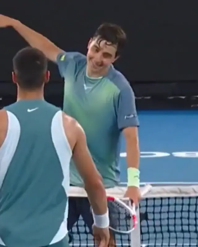 Shevchenko felicita a Carlos Alcaraz por un puntazo durante el Open de Australia.